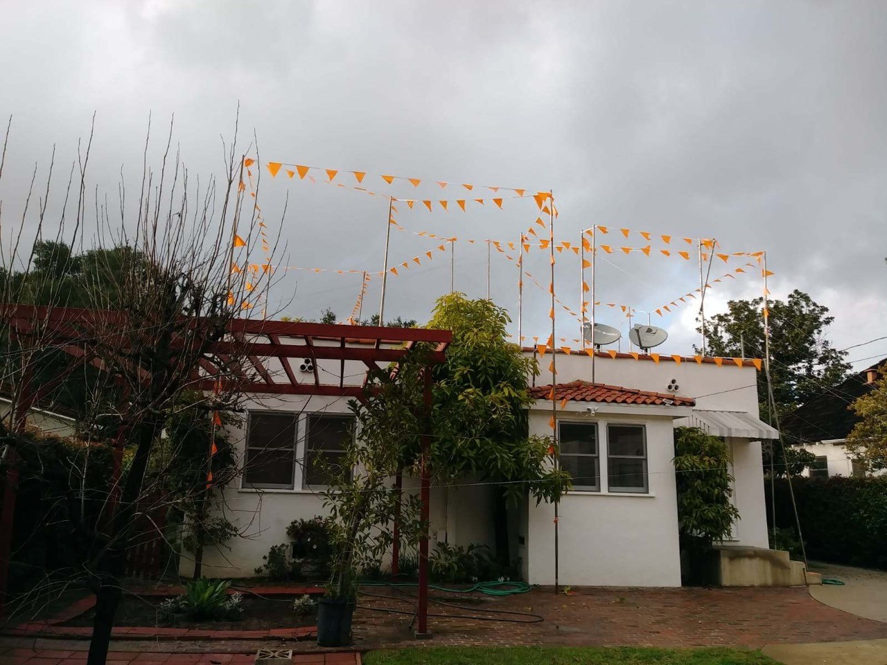 verticle poles arranged oversingle storyhouse showing the use of story poles in constructing add-ons